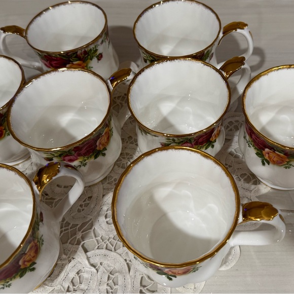 Royal Albert Old Country Roses Floral Gold Trim Coffee Mug Set of 8
Like-new - Picture 4 of 4